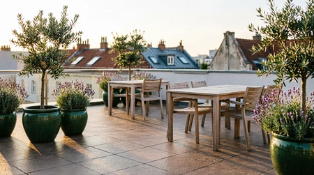 Terrasse mit frostbeständigem Feinsteinzeug im Außenbereich